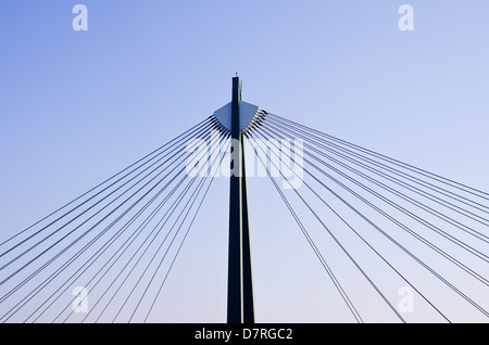 Haut du pont à haubans Donaustadt contre un ciel bleu, Vienne, Autriche Banque D'Images