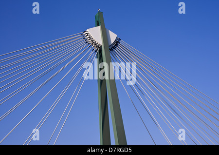 Haut du pont à haubans Donaustadt contre un ciel bleu, Vienne, Autriche Banque D'Images