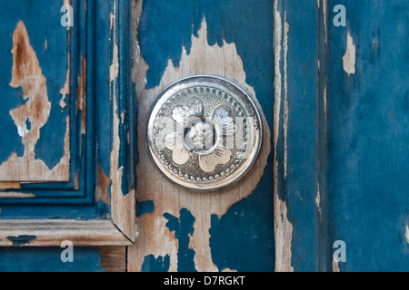 Bouton de porte de métal de l'argent sur une vieille porte en bois Banque D'Images