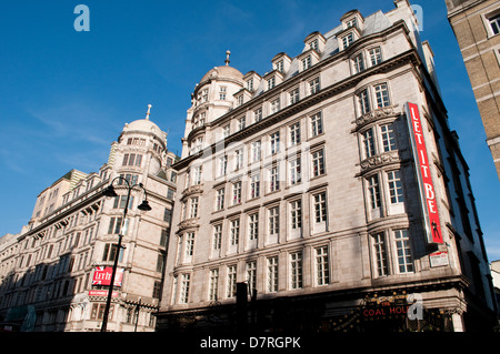 Le Savoy Theatre montrant qu'il soit, le Strand London, UK Banque D'Images