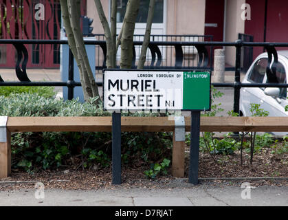 Londres, Royaume-Uni. Le 13 mai 2013. Un conseil de Londres a inversé le nom de l'une de ses rues de 'Muriel' à 'Leirum'. Le quartier londonien de Islington, dans le nord de Londres dire le changement, qui touche la moitié de la rue, est d'éviter la confusion par les services d'urgence de répondre à 999 appels. Une moitié reste 'Muriel', l'autre moitié est devenue 'Leirum'. Mais certains résidents locaux semblent confus par le changement et pense que c'est un pas en arrière. Credit:Jeffrey Blackler/Alamy Live News Banque D'Images