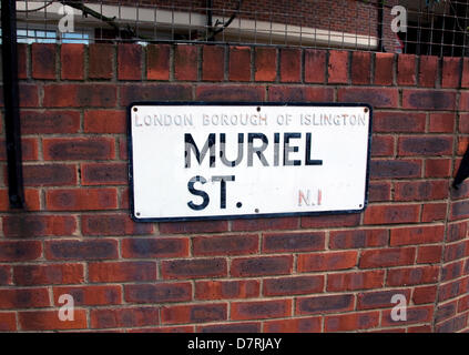 Londres, Royaume-Uni. Le 13 mai 2013. Un conseil de Londres a inversé le nom de l'une de ses rues de 'Muriel' à 'Leirum'. Le quartier londonien de Islington, dans le nord de Londres dire le changement, qui touche la moitié de la rue, est d'éviter la confusion par les services d'urgence de répondre à 999 appels. Une moitié reste 'Muriel', l'autre moitié est devenue 'Leirum'. Mais certains résidents locaux semblent confus par le changement et pense que c'est un pas en arrière. Credit:Jeffrey Blackler/Alamy Live News Banque D'Images