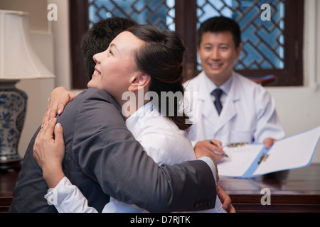 Le patient et le conjoint Hug à la Bonne Nouvelle Banque D'Images