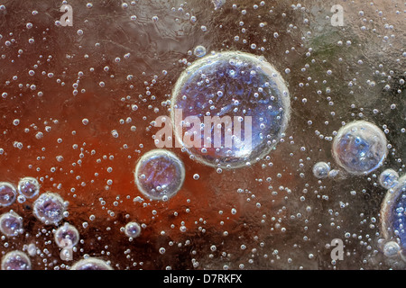 Des bulles d'air dans une flaque - microcosme coloré. Banque D'Images