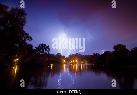 Night Storm. Au cours de la foudre l'étang et leurs reflets dans l'eau. Banque D'Images