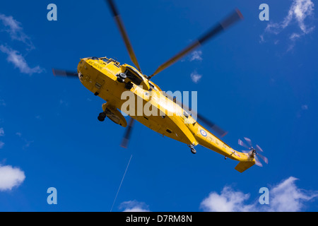 RAF Sea King et d'équipe de secours une formation sur la côte de Northumberland Banque D'Images