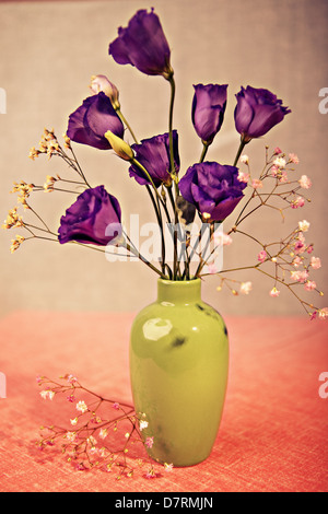 Gros plan d'Eustoma fleurs dans le vase Banque D'Images