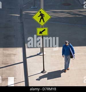 Un homme seul marche sur un trottoir à Chicago. Banque D'Images