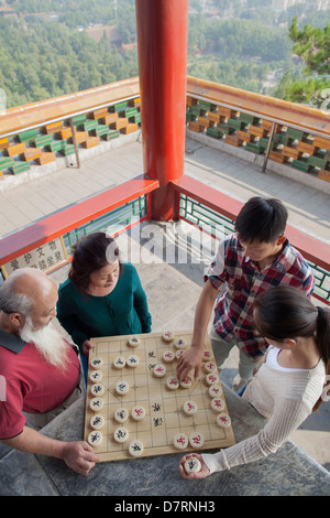 Famille chinoise jouant aux Échecs Chinois (Xiang Qi) Banque D'Images