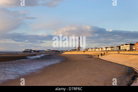 Blackpool, Lancashire, Angleterre. Recherche le long de la plage en direction de la tour. Banque D'Images