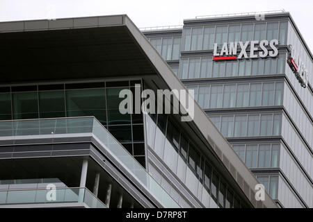 Le lettrage du groupe de chimie de spécialités LANXESS AG est considéré sur le nouveau siège du groupe à Cologne, Allemagne, 13 mai 2013. L'entreprise ouvrira le nouveau siège le 03 septembre 2013. Autour de 1 000 employés se déplacent alors dans l'ancien gratte-ciel de Lufthansa. Photo : Oliver Berg Banque D'Images