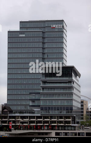 Le lettrage du groupe de chimie de spécialités LANXESS AG est considéré sur le nouveau siège du groupe à Cologne, Allemagne, 13 mai 2013. L'entreprise ouvrira le nouveau siège le 03 septembre 2013. Autour de 1 000 employés se déplacent alors dans l'ancien gratte-ciel Lufthansa au bord du Rhin. Photo : Oliver Berg Banque D'Images