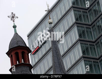 Le lettrage du groupe de chimie de spécialités LANXESS AG est considéré sur le nouveau siège du groupe à Cologne, Allemagne, 13 mai 2013. L'entreprise ouvrira le nouveau siège le 03 septembre 2013. Autour de 1 000 employés se déplacent alors dans l'ancien gratte-ciel Lufthansa au bord du Rhin. Photo : Oliver Berg Banque D'Images