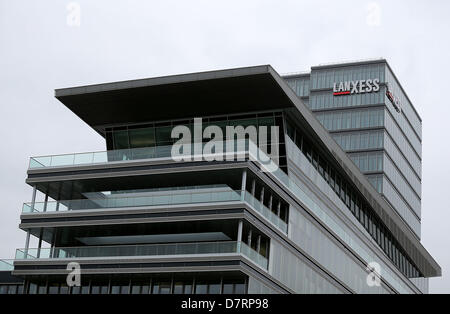 Le lettrage du groupe de chimie de spécialités LANXESS AG est considéré sur le nouveau siège du groupe à Cologne, Allemagne, 13 mai 2013. L'entreprise ouvrira le nouveau siège le 03 septembre 2013. Autour de 1 000 employés se déplacent alors dans l'ancien gratte-ciel Lufthansa au bord du Rhin. Photo : Oliver Berg Banque D'Images