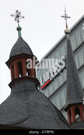 Le lettrage du groupe de chimie de spécialités LANXESS AG est considéré sur le nouveau siège du groupe à Cologne, Allemagne, 13 mai 2013. L'entreprise ouvrira le nouveau siège le 03 septembre 2013. Autour de 1 000 employés se déplacent alors dans l'ancien gratte-ciel Lufthansa au bord du Rhin. Photo : Oliver Berg Banque D'Images