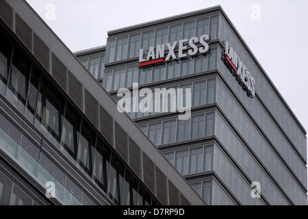 Le lettrage du groupe de chimie de spécialités LANXESS AG est considéré sur le nouveau siège du groupe à Cologne, Allemagne, 13 mai 2013. L'entreprise ouvrira le nouveau siège le 03 septembre 2013. Autour de 1 000 employés se déplacent alors dans l'ancien gratte-ciel Lufthansa au bord du Rhin. Photo : Oliver Berg Banque D'Images