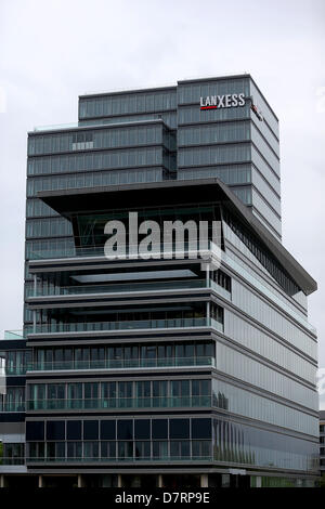 Le lettrage du groupe de chimie de spécialités LANXESS AG est considéré sur le nouveau siège du groupe à Cologne, Allemagne, 13 mai 2013. L'entreprise ouvrira le nouveau siège le 03 septembre 2013. Autour de 1 000 employés se déplacent alors dans l'ancien gratte-ciel Lufthansa au bord du Rhin. Photo : Oliver Berg Banque D'Images