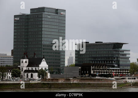 Le lettrage du groupe de chimie de spécialités LANXESS AG est considéré sur le nouveau siège du groupe à Cologne, Allemagne, 13 mai 2013. L'entreprise ouvrira le nouveau siège le 03 septembre 2013. Autour de 1 000 employés se déplacent alors dans l'ancien gratte-ciel Lufthansa au bord du Rhin. Photo : Oliver Berg Banque D'Images