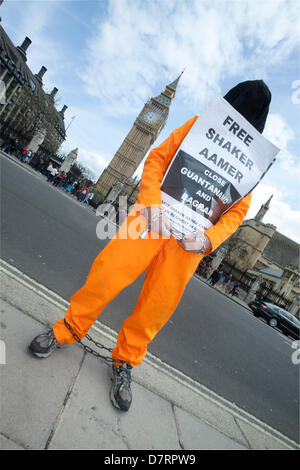 Westminster London, UK. 13 mai, 2013. Un petit groupe de manifestants vêtus de combinaisons orange et des masques noirs à l'extérieur du Parlement appel à la libération de la British résident Shaker Aamer, qui a été maintenue par les États-Unis dans le camp de détention de Guantanamo Bay à Cuba depuis 2001. Credit : Amer Ghazzal/Alamy Live News Banque D'Images