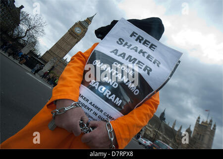 Westminster London, UK. 13 mai, 2013. Un petit groupe de manifestants vêtus de combinaisons orange et des masques noirs à l'extérieur du Parlement appel à la libération de la British résident Shaker Aamer, qui a été maintenue par les États-Unis dans le camp de détention de Guantanamo Bay à Cuba depuis 2001. Credit : Amer Ghazzal/Alamy Live News Banque D'Images