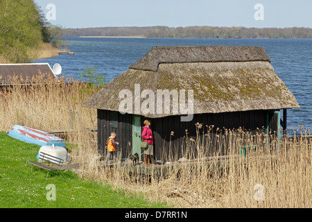 Un hangar à bateaux au Lakeshore de Schaalsee, Lenschow, Schleswig-Holstein, Allemagne Banque D'Images