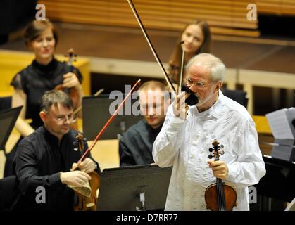 Le violoniste letton Gidon Kremer joue live avec l'orchestre de chambre Kremerata Baltica au cours de 12e année de l'International Music Festival Nove Mesto 45 Olomouc Olomouc, République tchèque le 10 mai 2013. (CTK Photo/Ludek Perina) Banque D'Images