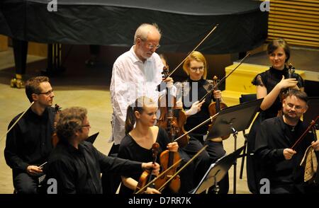Le violoniste letton Gidon Kremer joue live avec l'orchestre de chambre Kremerata Baltica au cours de 12e année de l'International Music Festival Nove Mesto 45 Olomouc Olomouc, République tchèque le 10 mai 2013. (CTK Photo/Ludek Perina) Banque D'Images