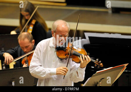Le violoniste letton Gidon Kremer joue live avec l'orchestre de chambre Kremerata Baltica au cours de 12e année de l'International Music Festival Nove Mesto 45 Olomouc Olomouc, République tchèque le 10 mai 2013. (CTK Photo/Ludek Perina) Banque D'Images