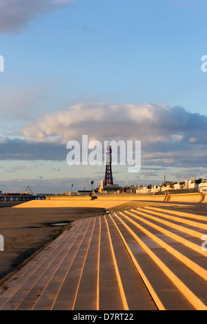 Blackpool, Lancashire, Angleterre. Recherche le long de la plage en direction de la tour. Banque D'Images