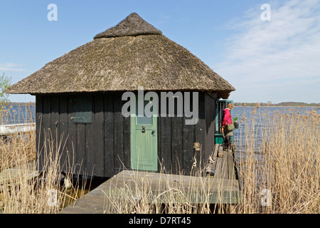 Un hangar à bateaux au Lakeshore de Schaalsee, Lenschow, Schleswig-Holstein, Allemagne Banque D'Images