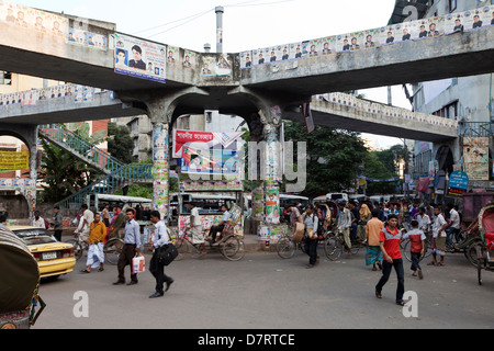 La circulation autour de l'intersection, Vieux Dhaka, Bangladesh Banque D'Images