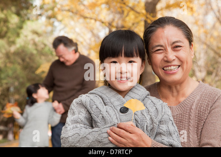 Les grands-parents et les petites-filles dans park Banque D'Images