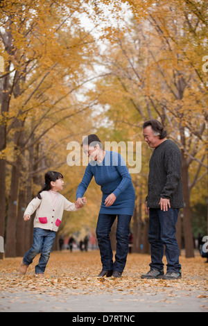 Les grands-parents et sa petite-fille jouant dans park Banque D'Images