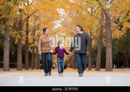 Les grands-parents et sa petite-fille jouant dans park Banque D'Images