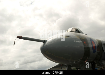 vue avant du cockpit du bombardier vulcan avec un angle bas et spectaculaire dans les nuages Banque D'Images