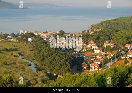 AKYAKA, Turquie. Une vue de la ville, la rivière Azmak, la zone de conservation de Gokova et la mer Égée. 2011. Banque D'Images