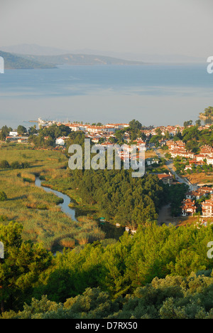 AKYAKA, Turquie. Une vue de la ville, la rivière Azmak, la zone de conservation de Gokova et la mer Égée. 2011. Banque D'Images