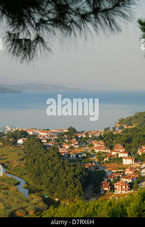 AKYAKA, Turquie. Une vue de la ville, la rivière Azmak, la zone de conservation de Gokova et la mer Égée. 2011. Banque D'Images