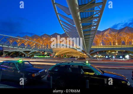 Par Santiagio oriente gare Calatrava au crépuscule, La Gare do Oriente au crépuscule. Parque das Nações. Lisbonne, Portugal Banque D'Images