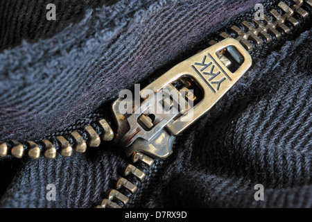 Zip YKK en jeans noir Banque D'Images