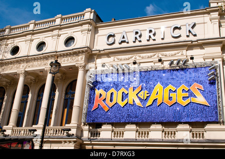 Garrick Theatre Charing Cross Road, montrant Rock of Ages, London, UK Banque D'Images