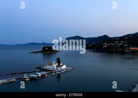 Le monastère de Panagia Vlahernon sur Vlachernes Island (Île de la souris) au large de la péninsule de Kanoni, île de Corfou, Grèce. Banque D'Images