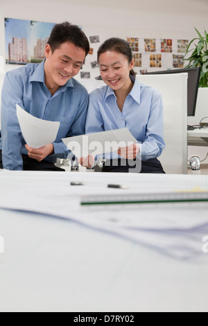 Les collègues discuter dans le bureau de projet Banque D'Images
