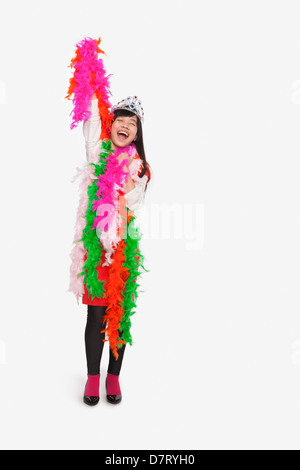 Girl wearing tiara et boas de plumes Banque D'Images