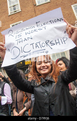 Londres, Royaume-Uni. 13 mai, 2013. Une pakistanaise soutient la fraude électorale dans l'élection générale. Crédit : Paul Davey/Alamy Live News Banque D'Images