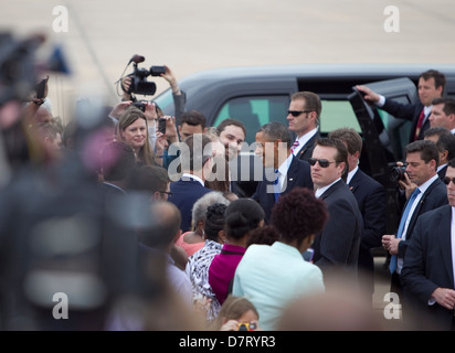 Le président des États-Unis, Barack Obama, salue des partisans sur la tarmac de l'aéroport à Austin, Texas Banque D'Images