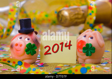 Pig avec clover leaf comme talisman pour l'année 2014 Banque D'Images