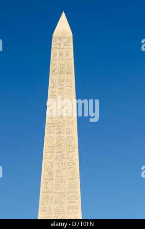 Obélisque égyptien avec hiéroglyphes et ciel bleu Banque D'Images