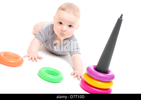 Beau bébé jouant avec des jouets Banque D'Images