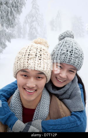 Jeune couple dans la neige Banque D'Images